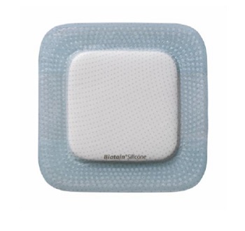MEDICAZIONE BIATAIN IN SCHIUMA DI POLIURETANO CON BORDO ADESIVO IN SILICONE PER TALLONE 18X18 CM 5 PEZZI - Fontenova srl