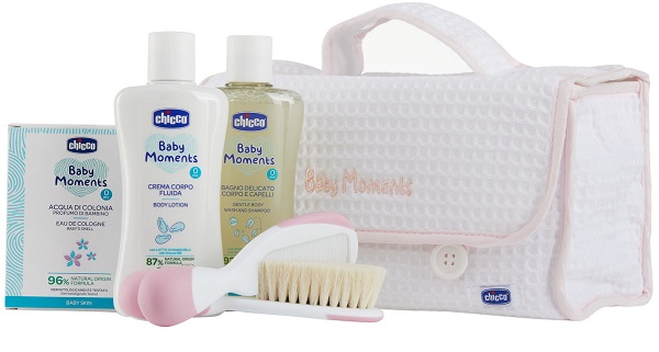 CHICCO BABY MOMENTS BEAUTY MANIGLIA ROSA BAGNO DELICATO CORPO-CAPELLI PELLI DELICATE 200 ML + CREMA CORPO PELLI DELICATE 200 ML + ACQUA DI COLONIA BABY SMELL PELLI DELICATE 100 ML - Fontenova srl